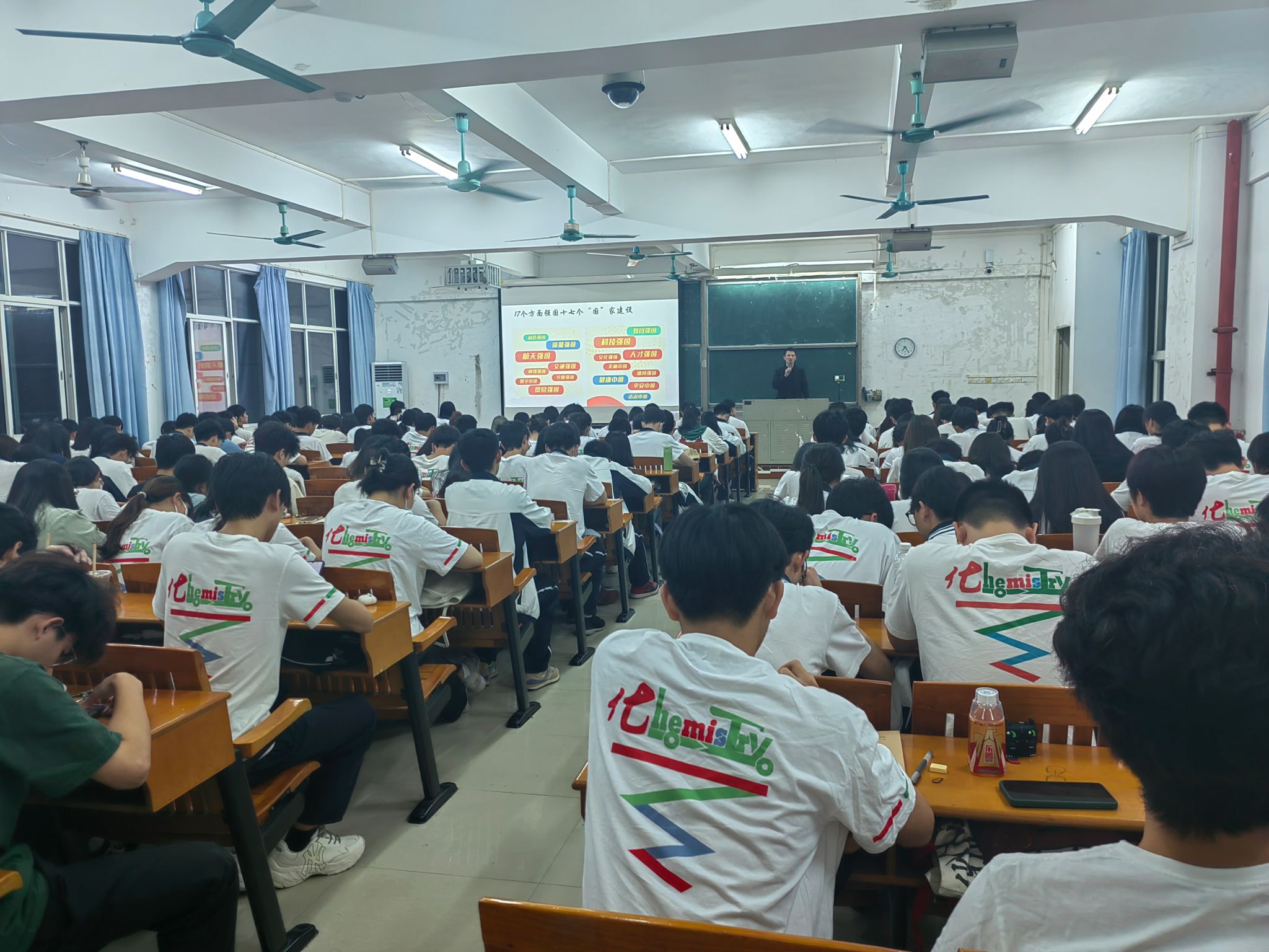 js3845金沙线路党委副书记刘勇给学生党员讲党课