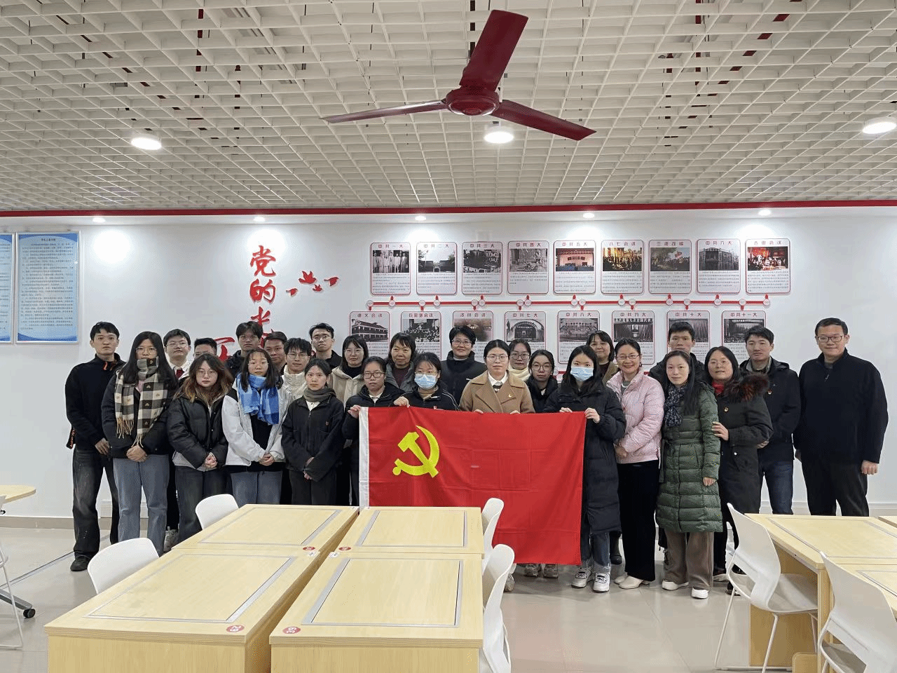 马克思主义学院教工第五党支部与js3845金沙线路研究生党支部“键对键”体验“虚仿+VR”思政主题党日活动